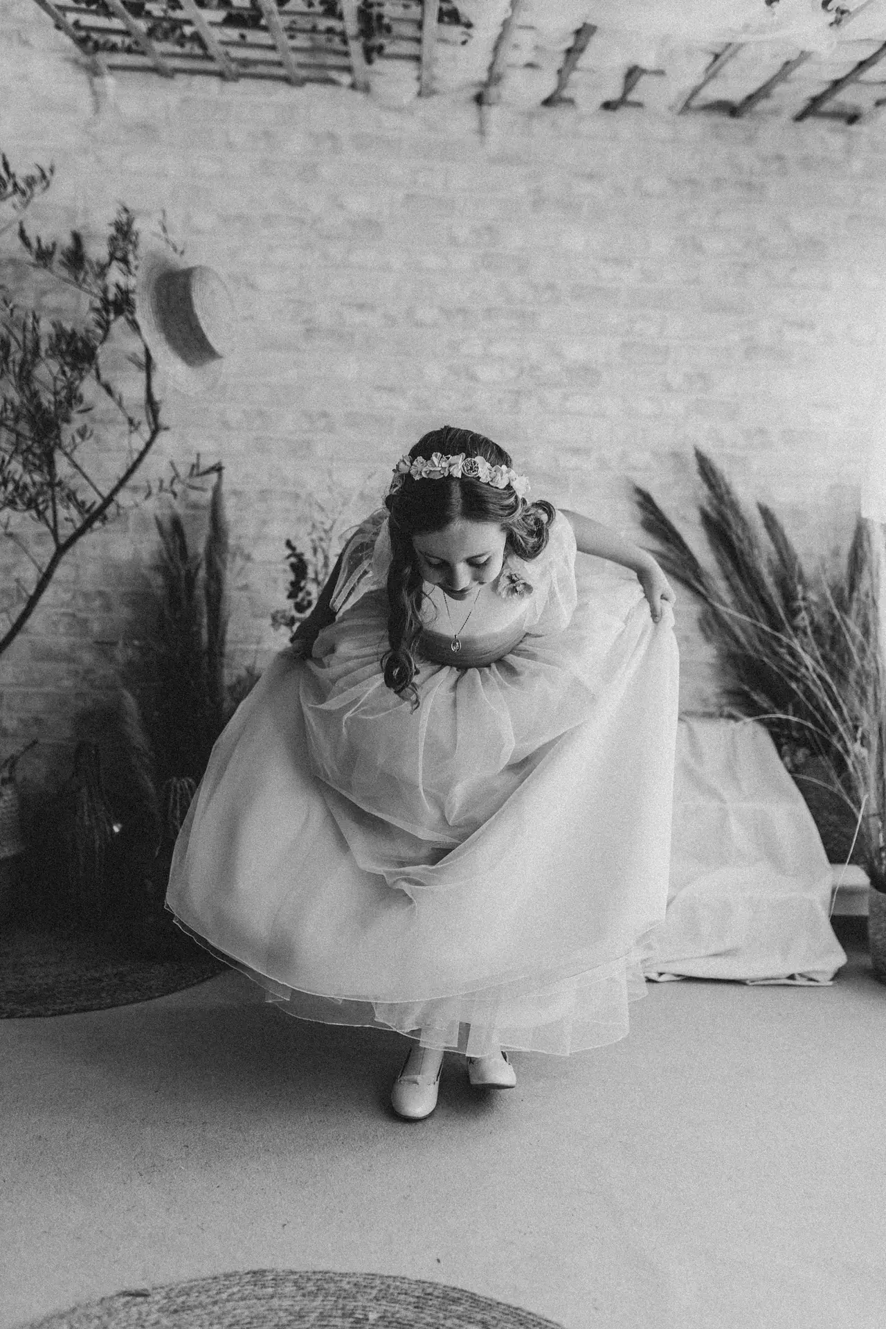 Niña haciendo una reverencia en el estudio, en blanco y negro