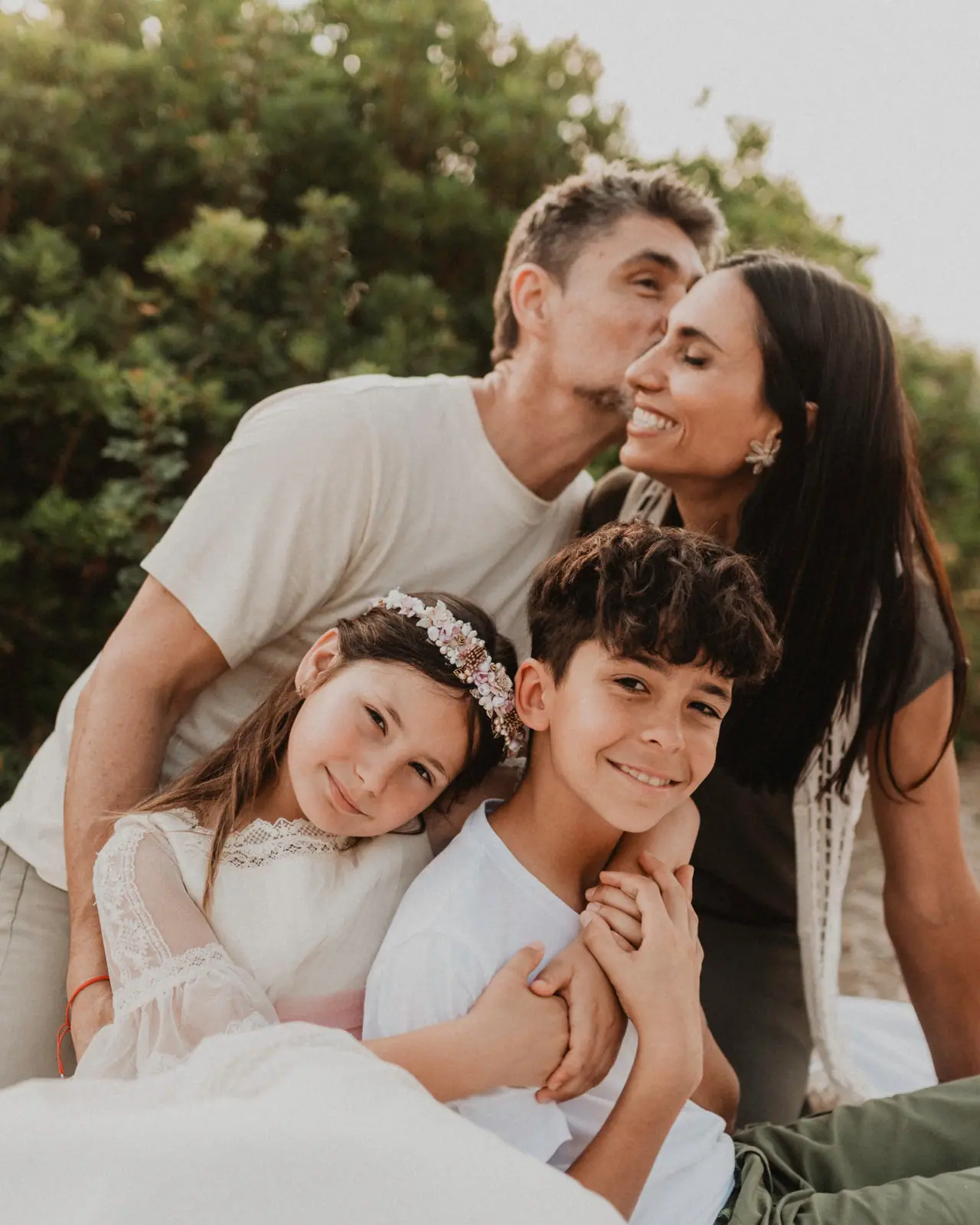 Sesión de comunión en familia con padres y hermano
