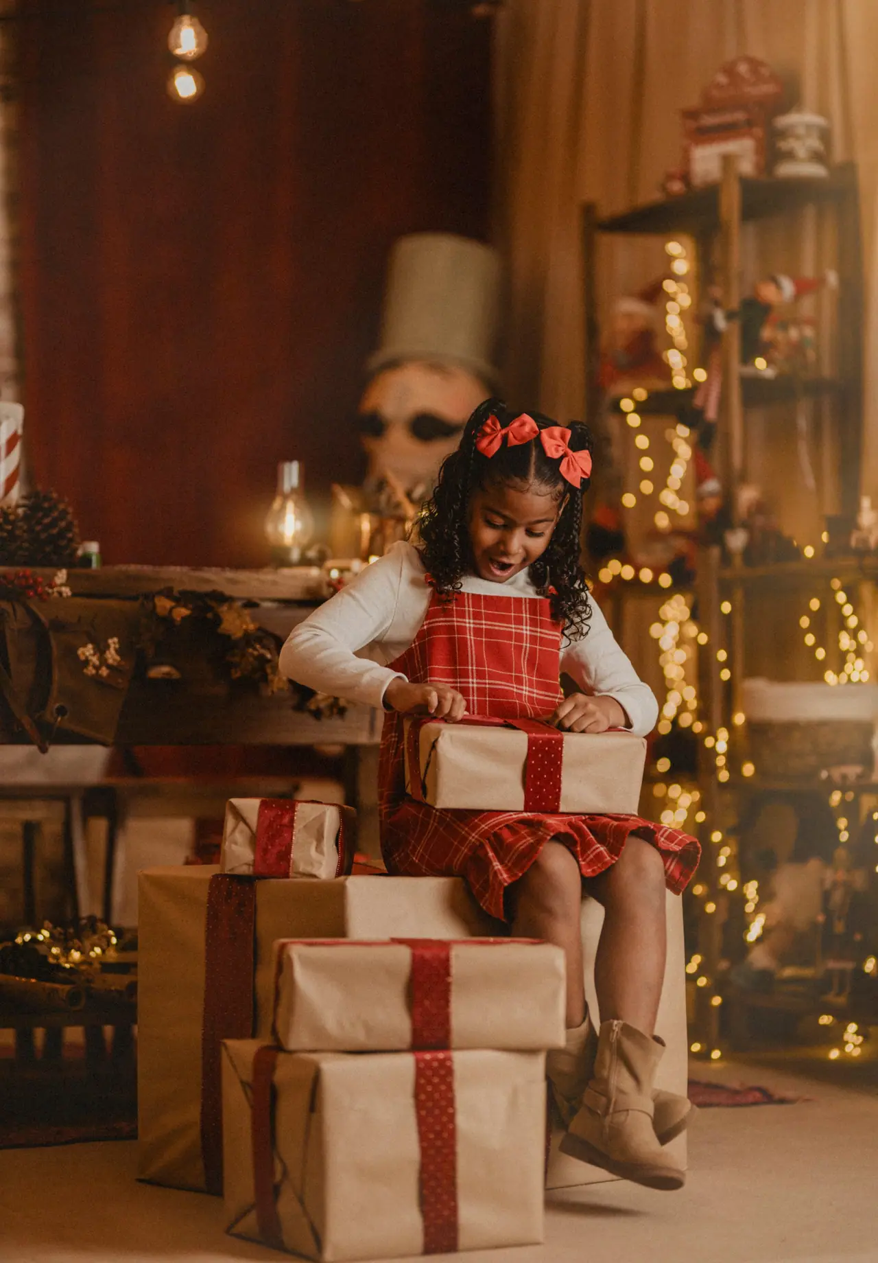 Sesión de fotos de Navidad en Benaguacil: niña abre regalo