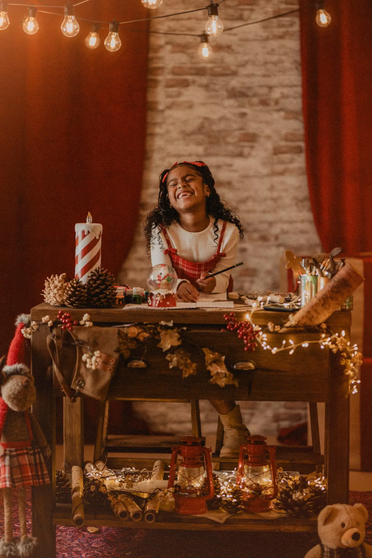 Sesión de fotos de Navidad en Benaguacil: niña escritorio carta