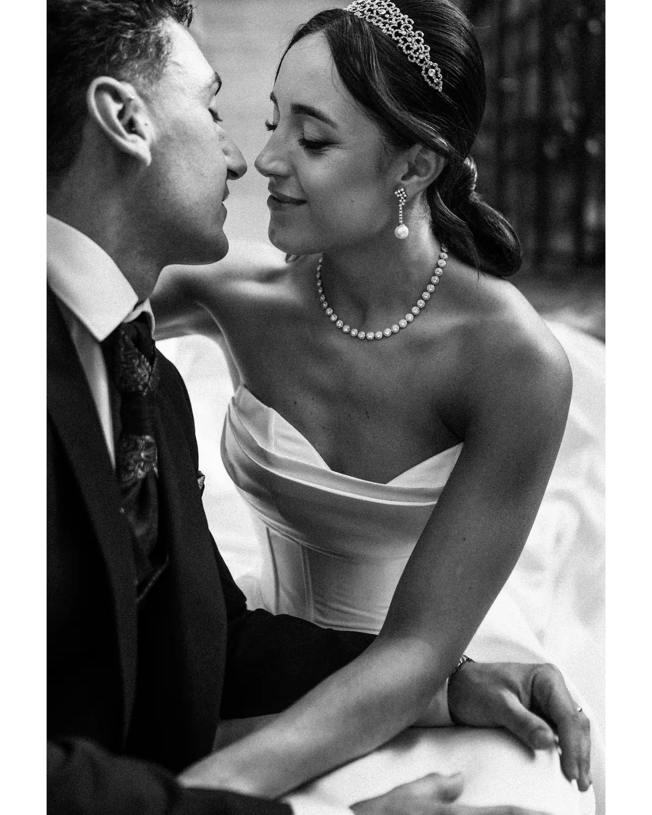 Sesión de postboda: nariz con nariz, en blanco y negro