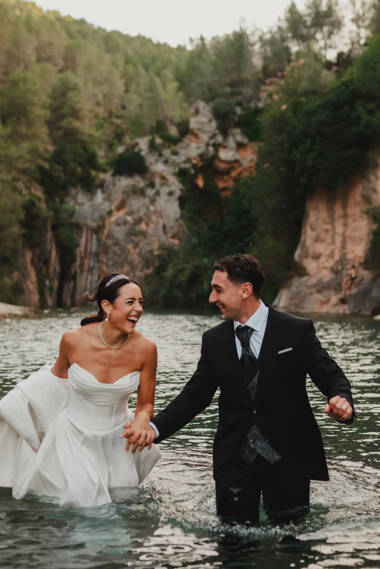 Sesión de postboda: agua risas de la mano