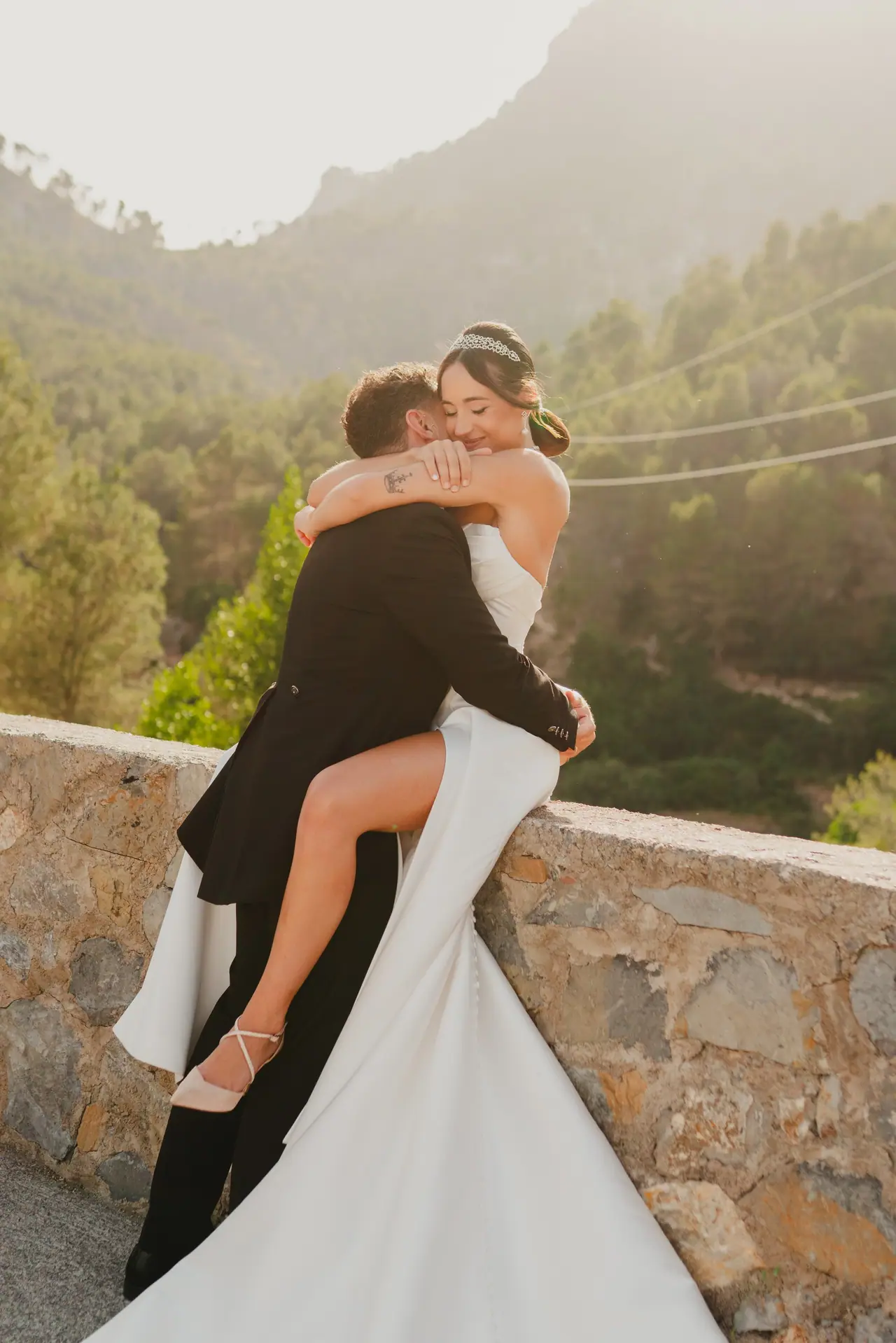 Sesión de postboda: muro montaña abrazo