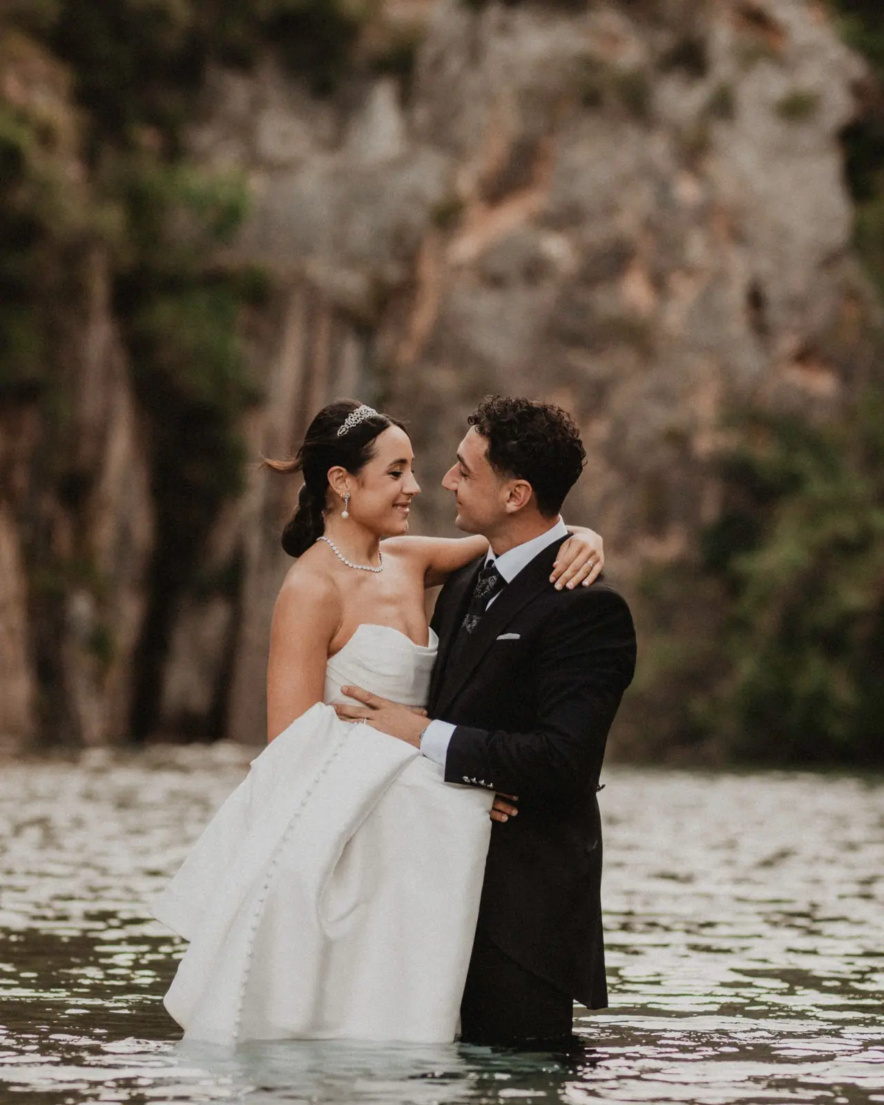 Sesión de postboda: agua en brazos