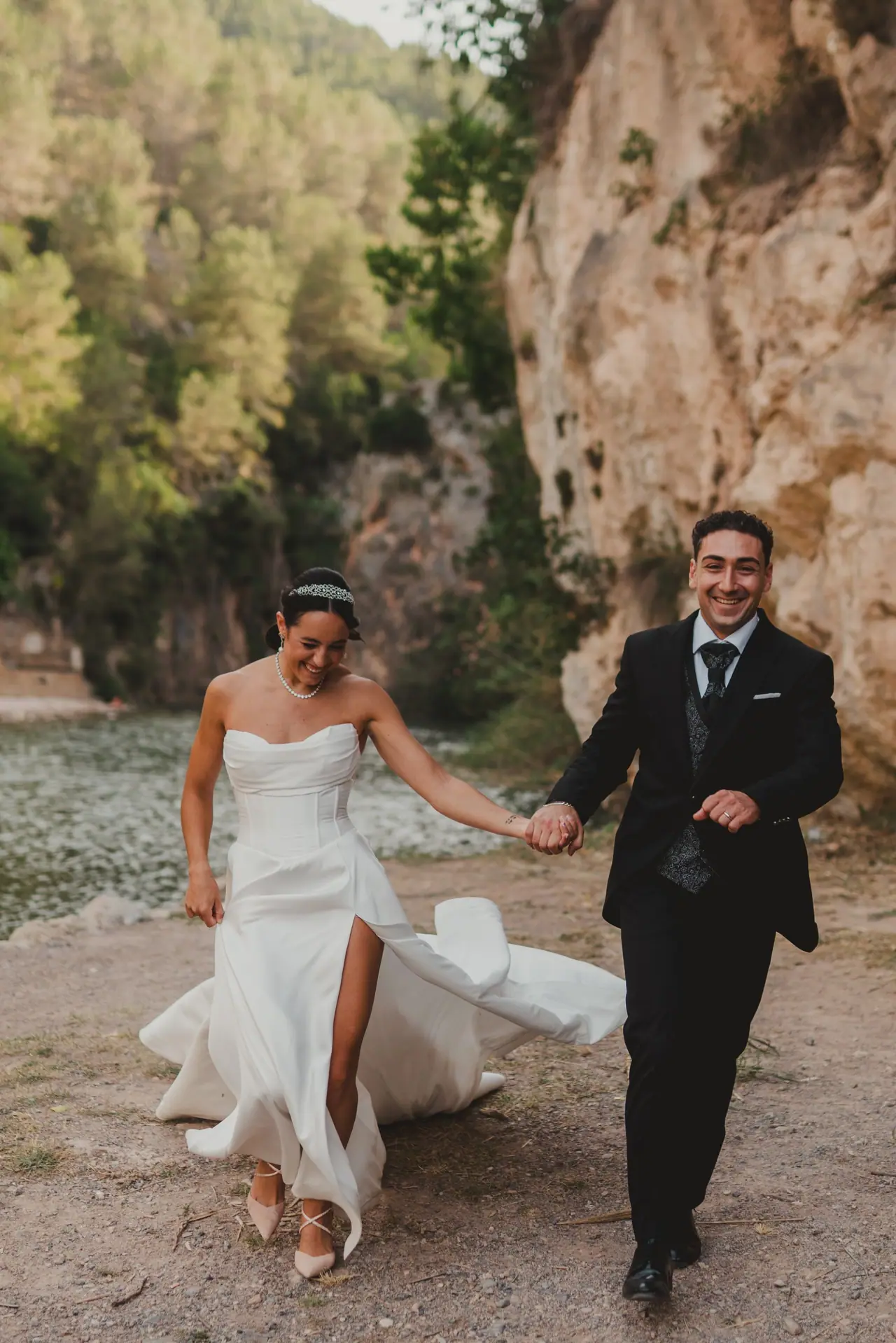 Sesión de postboda: río corriendo