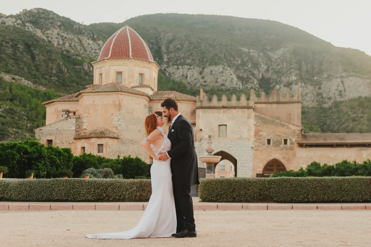 Sesión de postboda: monasterio cúpula jardin