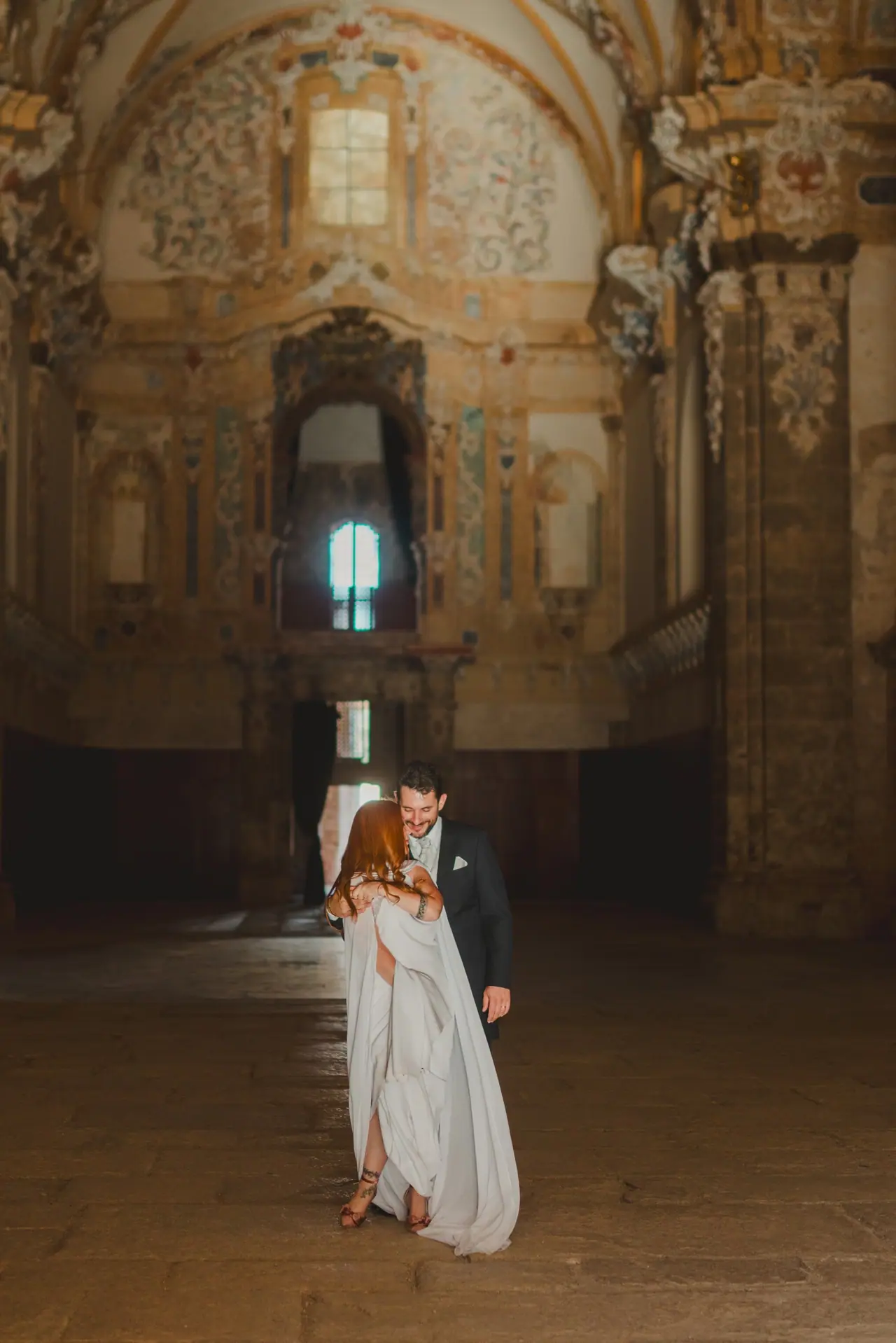 Sesión de postboda: iglesia frescos baile