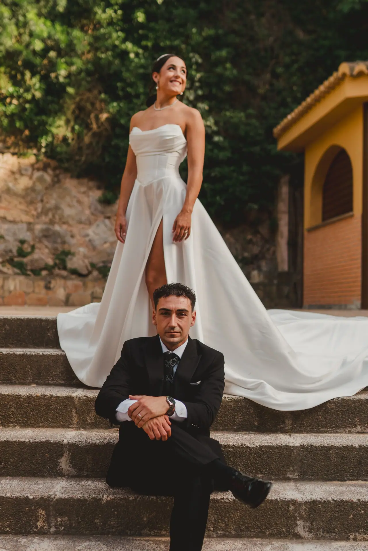 Sesión de postboda: escalera cola vestido