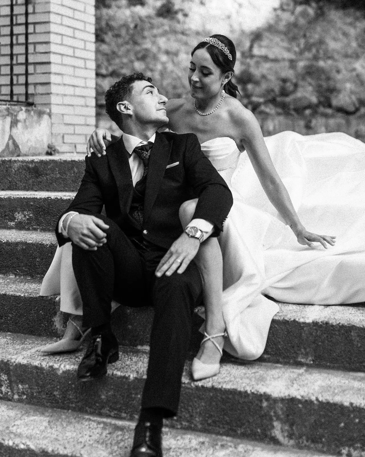 Sesión de postboda: escalera sentados, en blanco y negro
