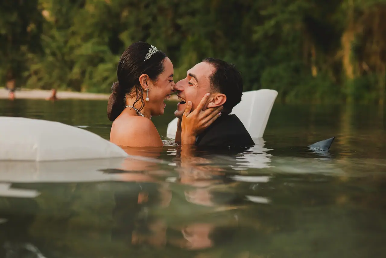Sesión de postboda: agua flotando risas