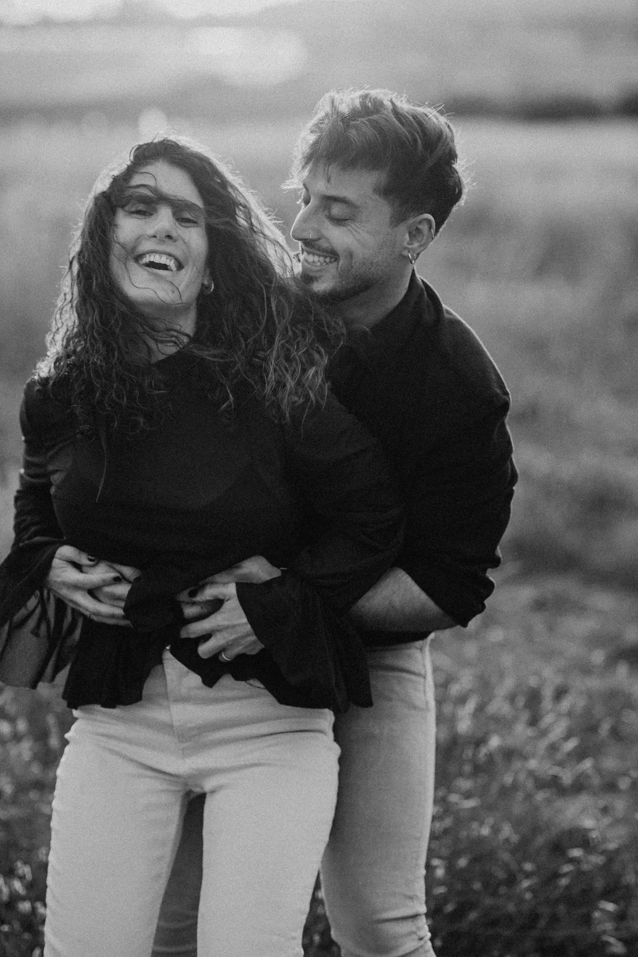 Sesión de preboda en Valencia: abrazo rizos, en blanco y negro