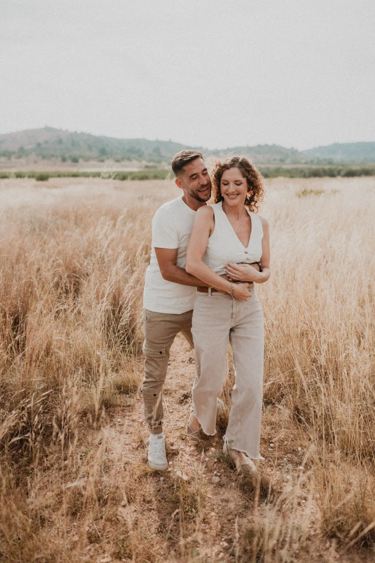 Sesión de preboda en Valencia: abrazo campo espigas