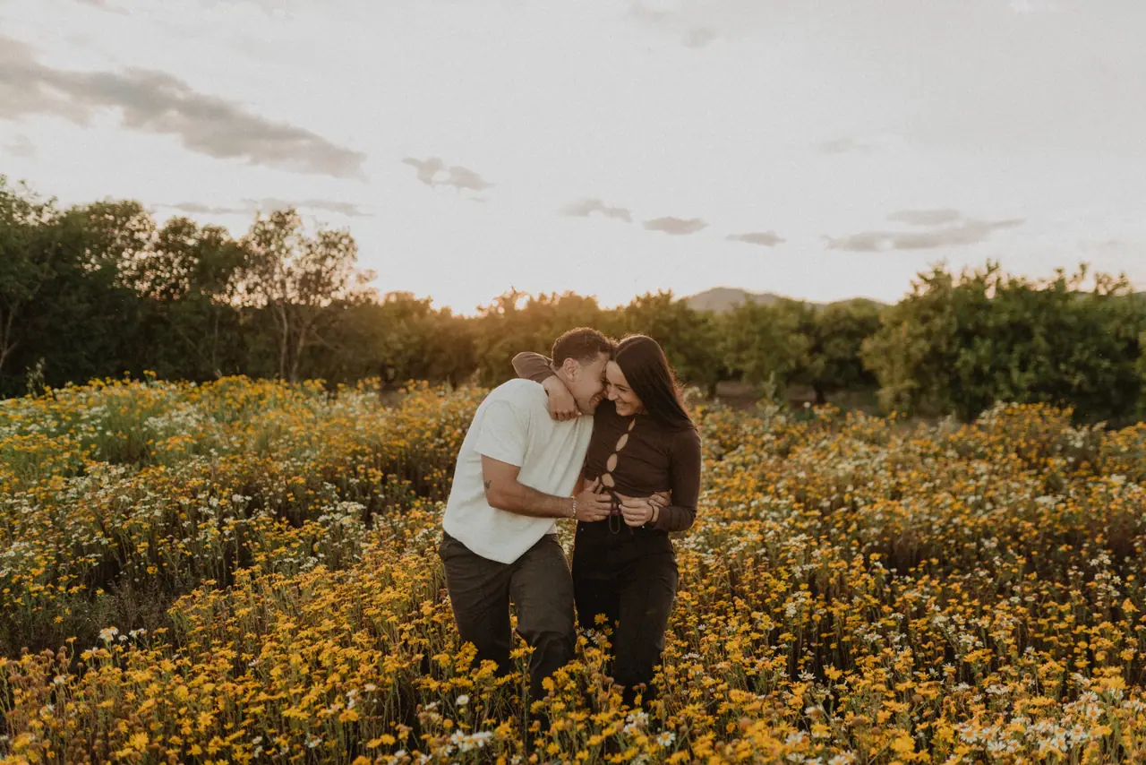 Sesión de preboda en Valencia: campo flores amarillas