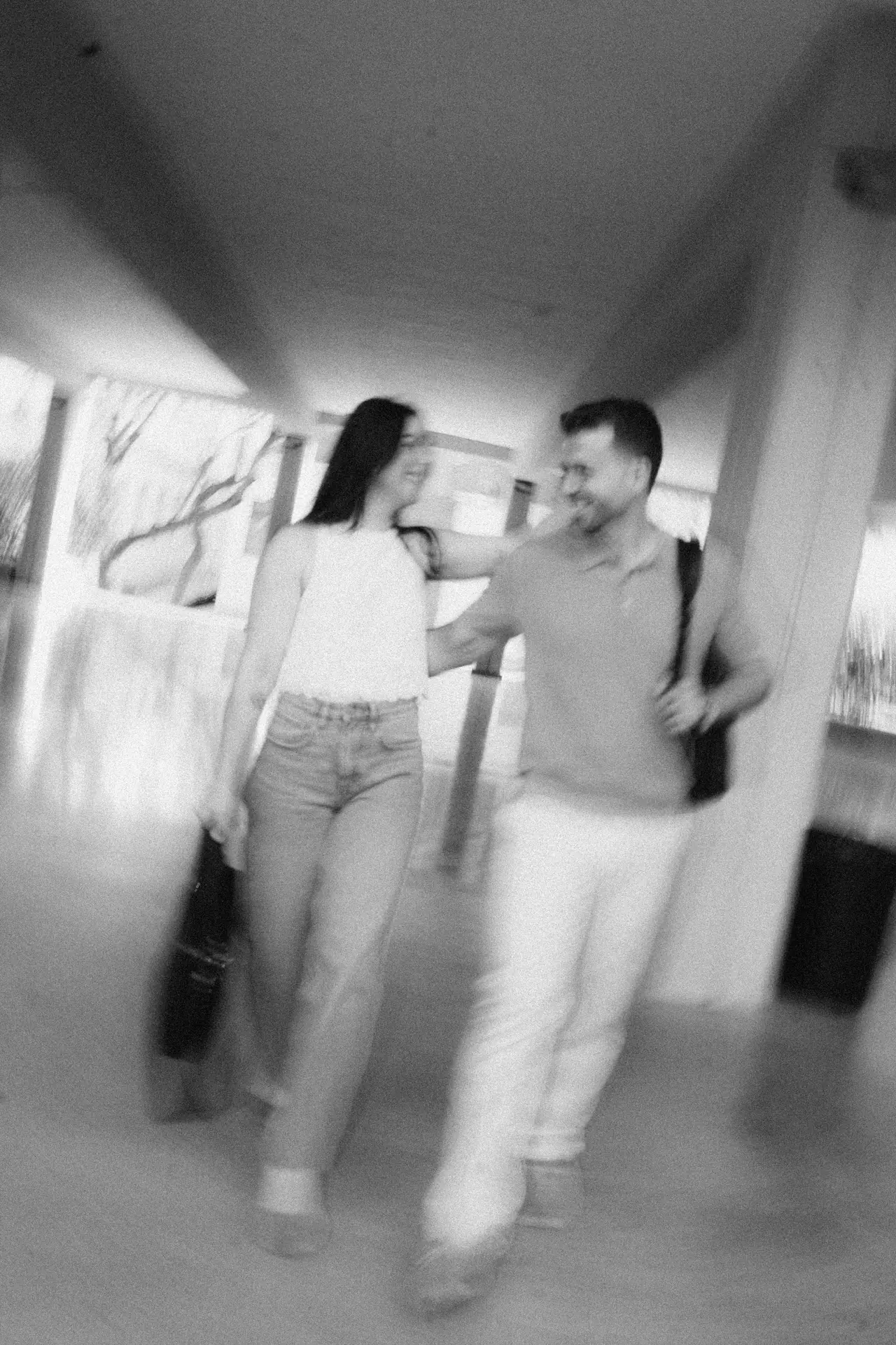 Sesión de preboda en Valencia: movimiento porche, en blanco y negro
