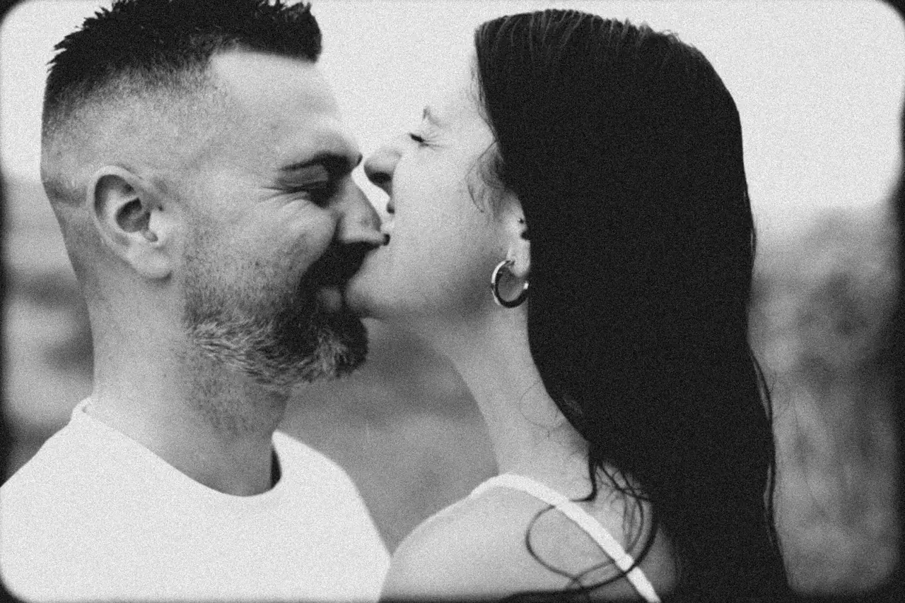 Sesión de preboda en Valencia: beso vintage, en blanco y negro