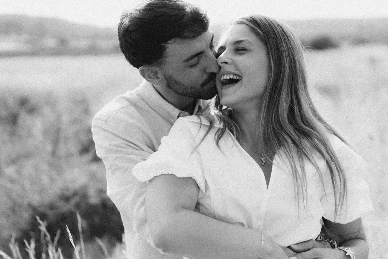 Sesión de preboda en Valencia: beso mejilla, en blanco y negro