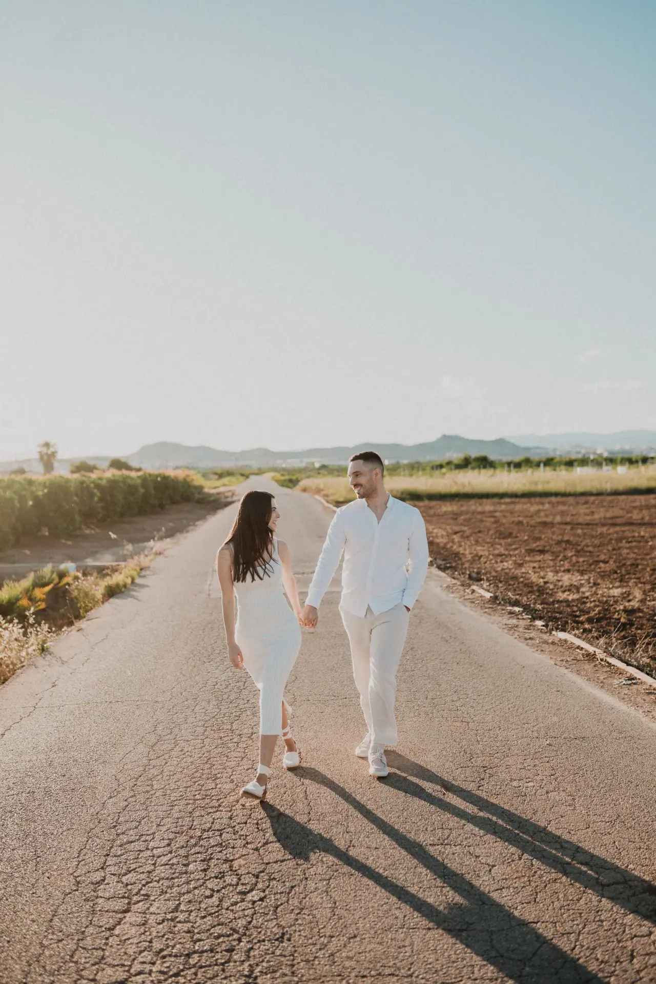 Sesión de preboda en Valencia: camino asfalto