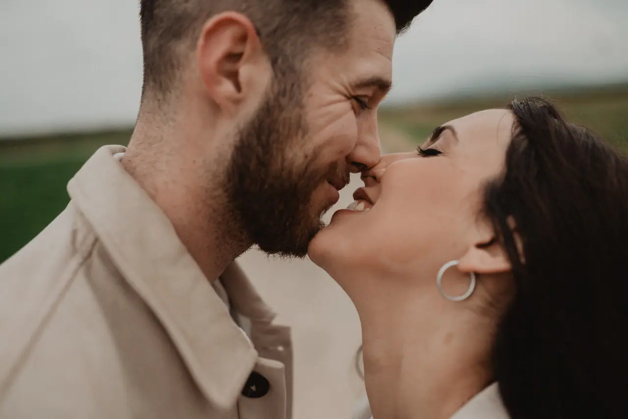 Sesión de preboda en Valencia: beso nariz