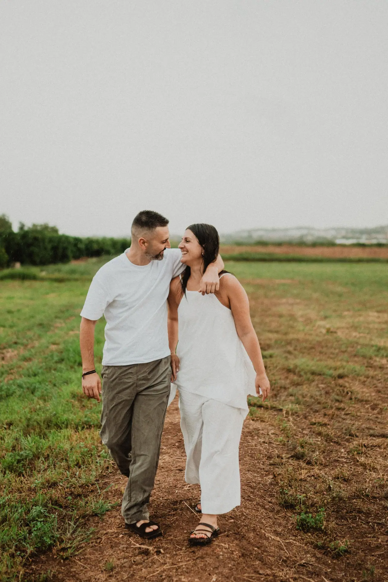 Sesión de preboda en Valencia: lluvia paseo