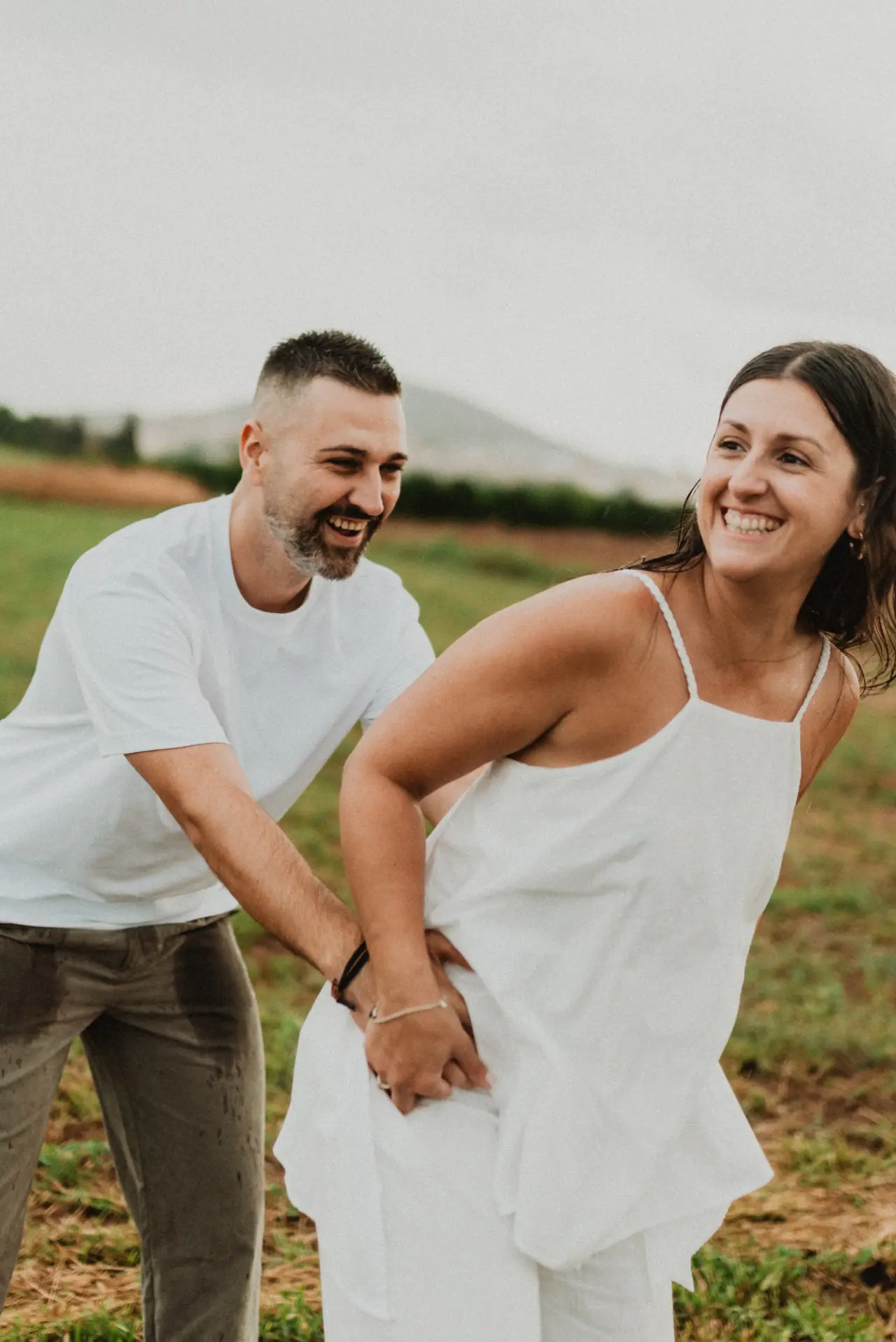 Sesión de preboda en Valencia: lluvia risas