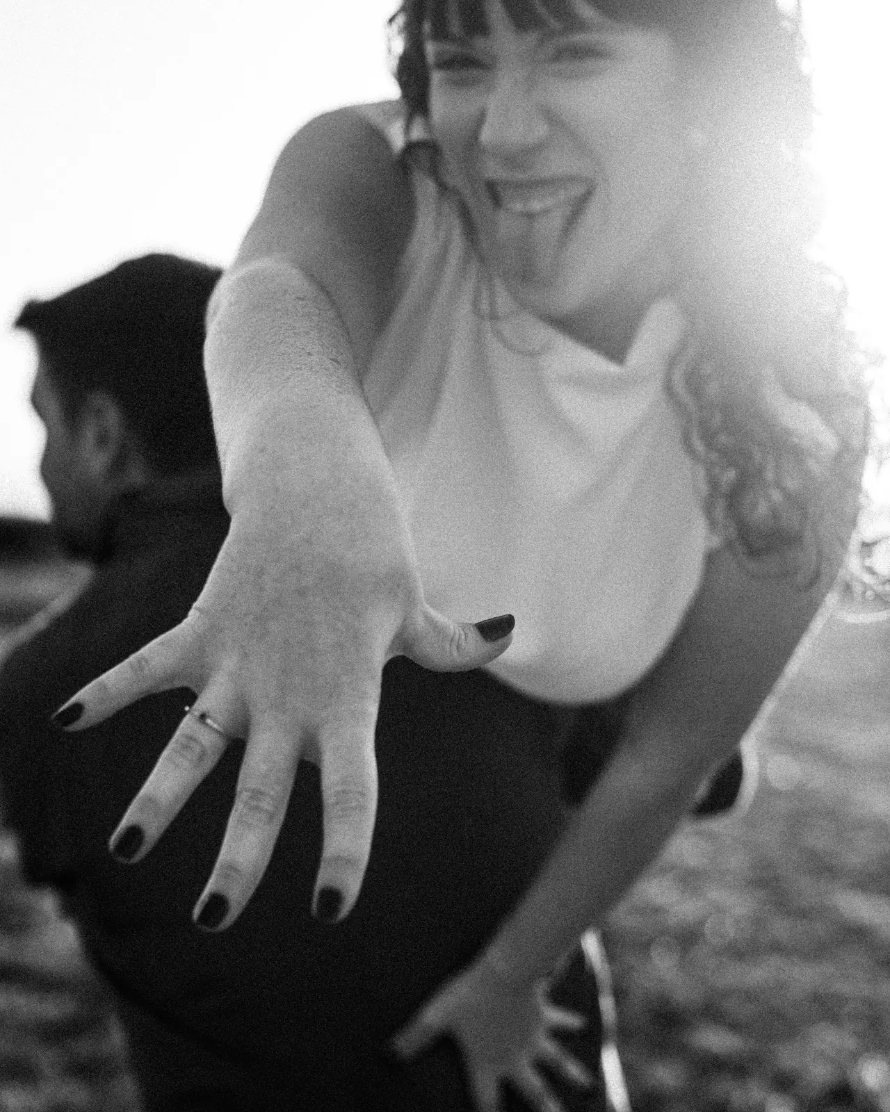 Sesión de preboda en Valencia: mano camara, en blanco y negro
