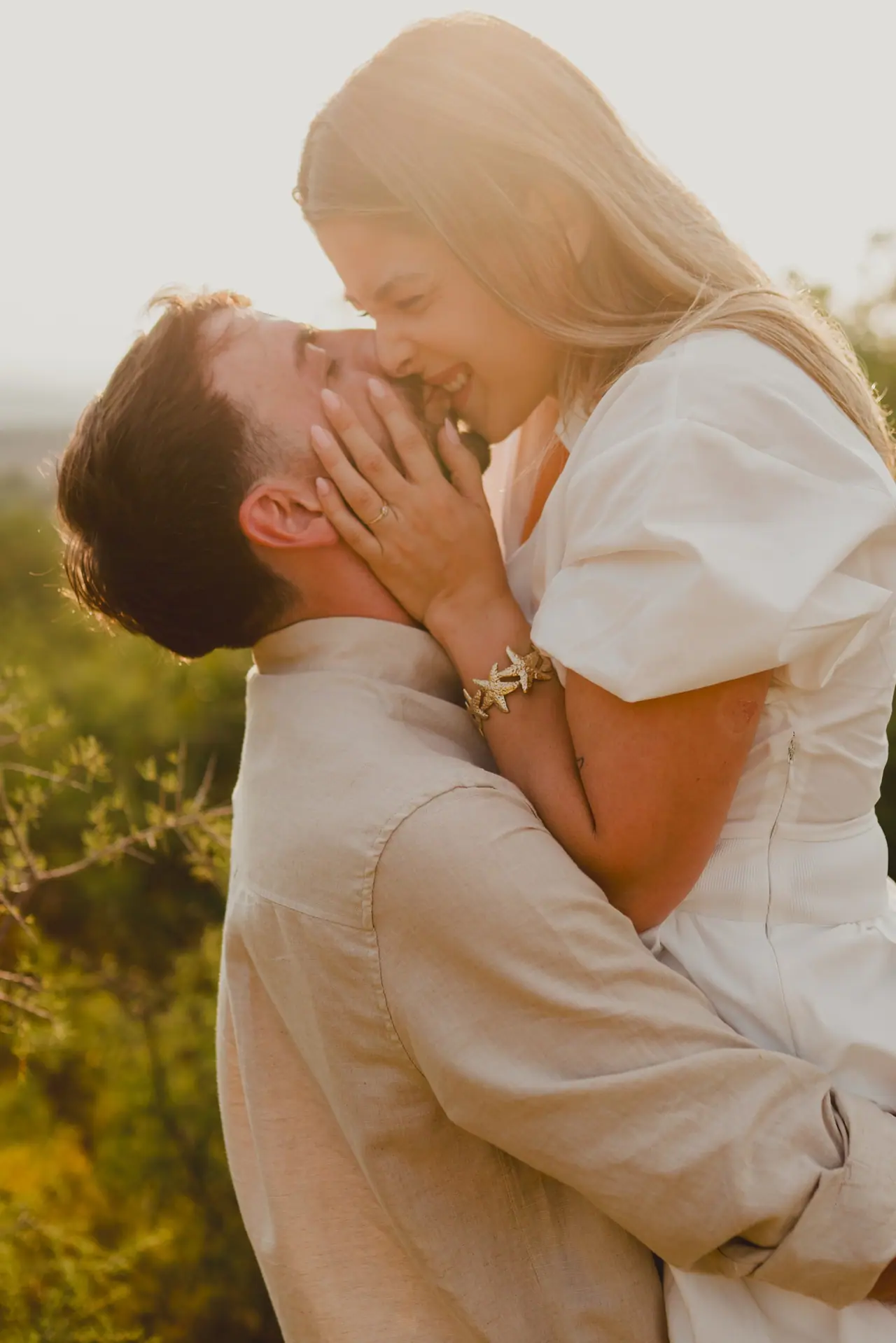 Sesión de preboda en Valencia: beso en brazos atardecer