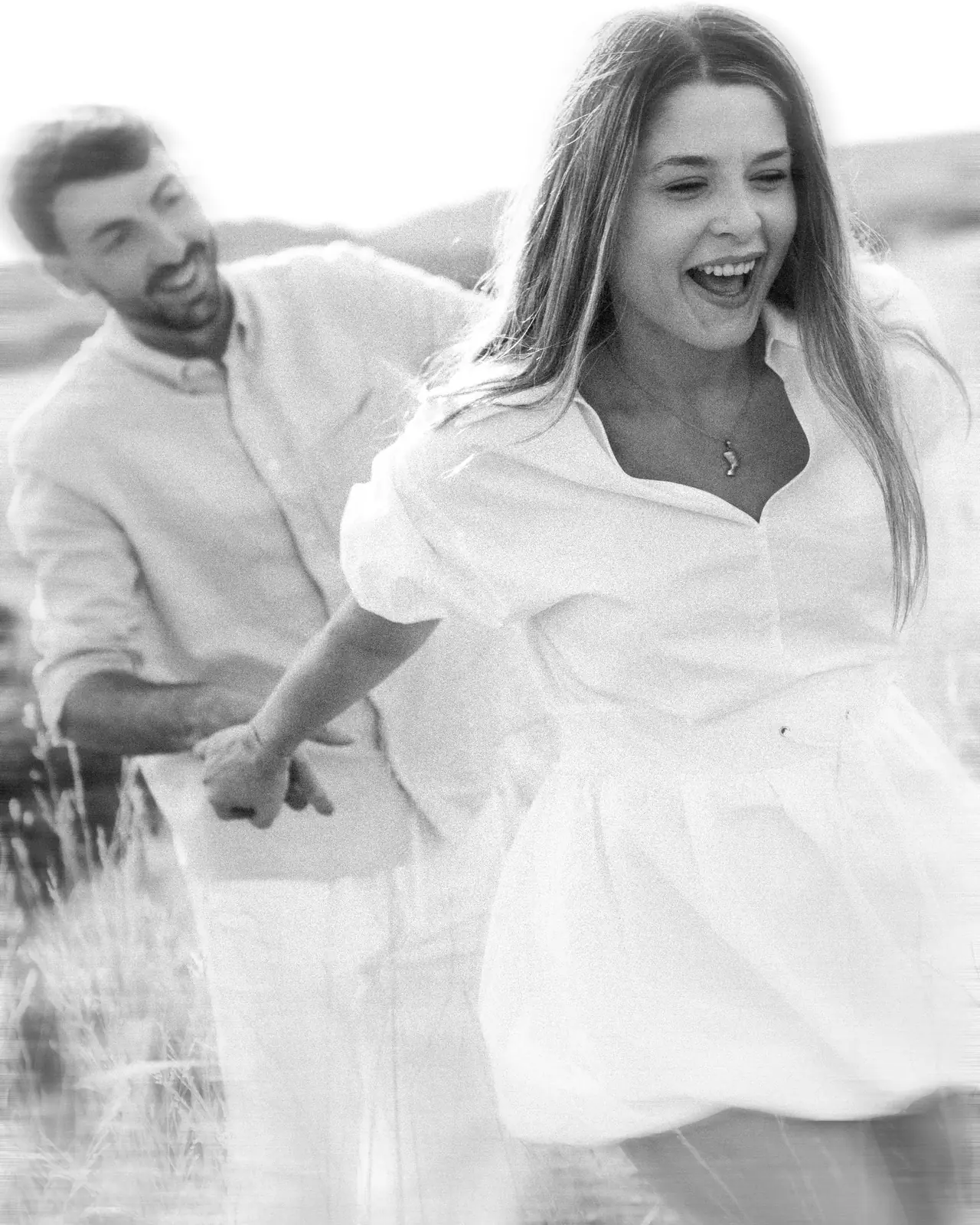Sesión de preboda en Valencia: corriendo, en blanco y negro