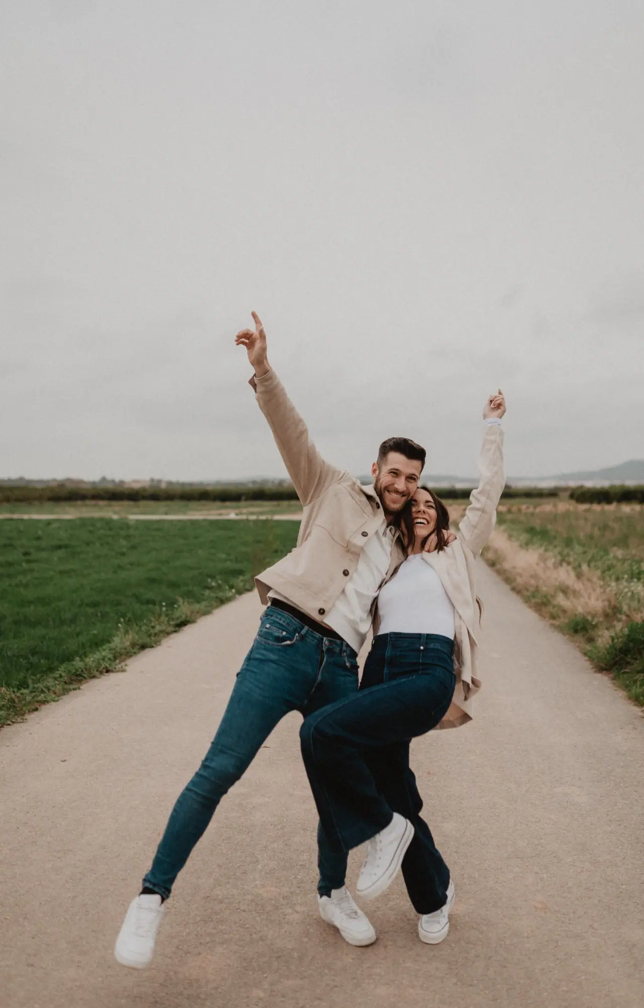 Sesión de preboda en Valencia: baile brazos arriba