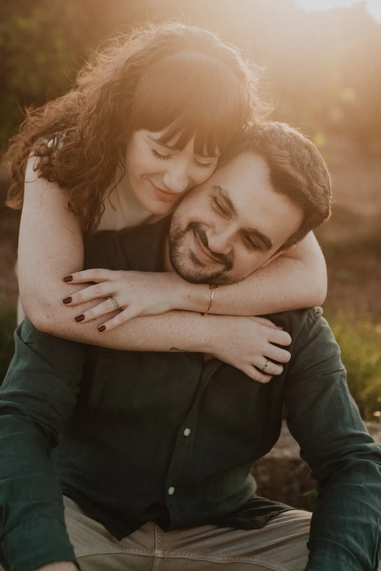 Sesión de preboda en Valencia: camisa verde abrazo