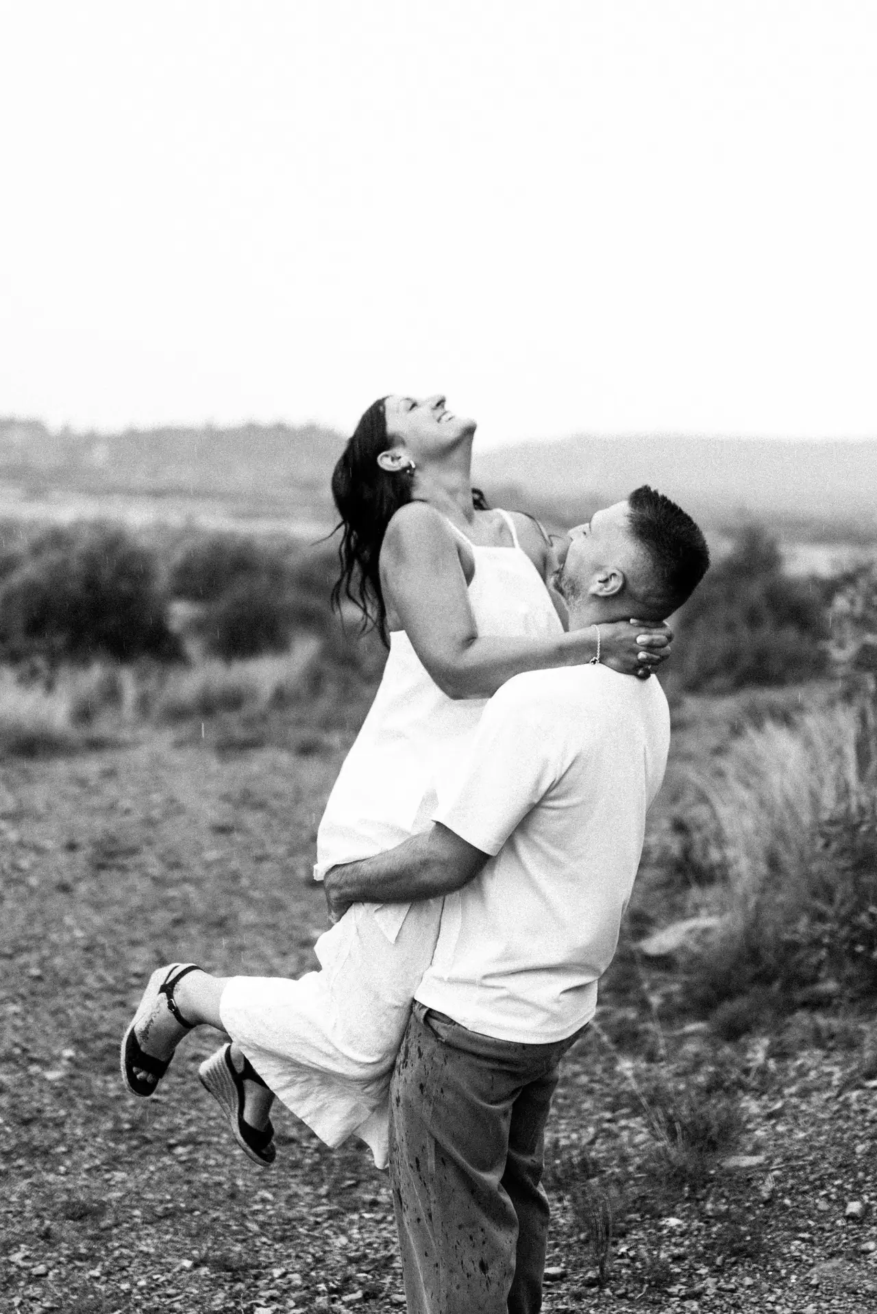 Sesión de preboda en Valencia: en brazos lluvia, en blanco y negro